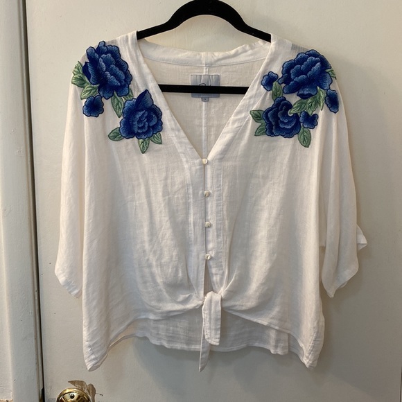 Rails Thea Blouse White Blue Rose Embroidery Large - Picture 2 of 5